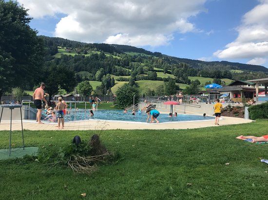 die Schwimmbad- und Badeseeanlage
