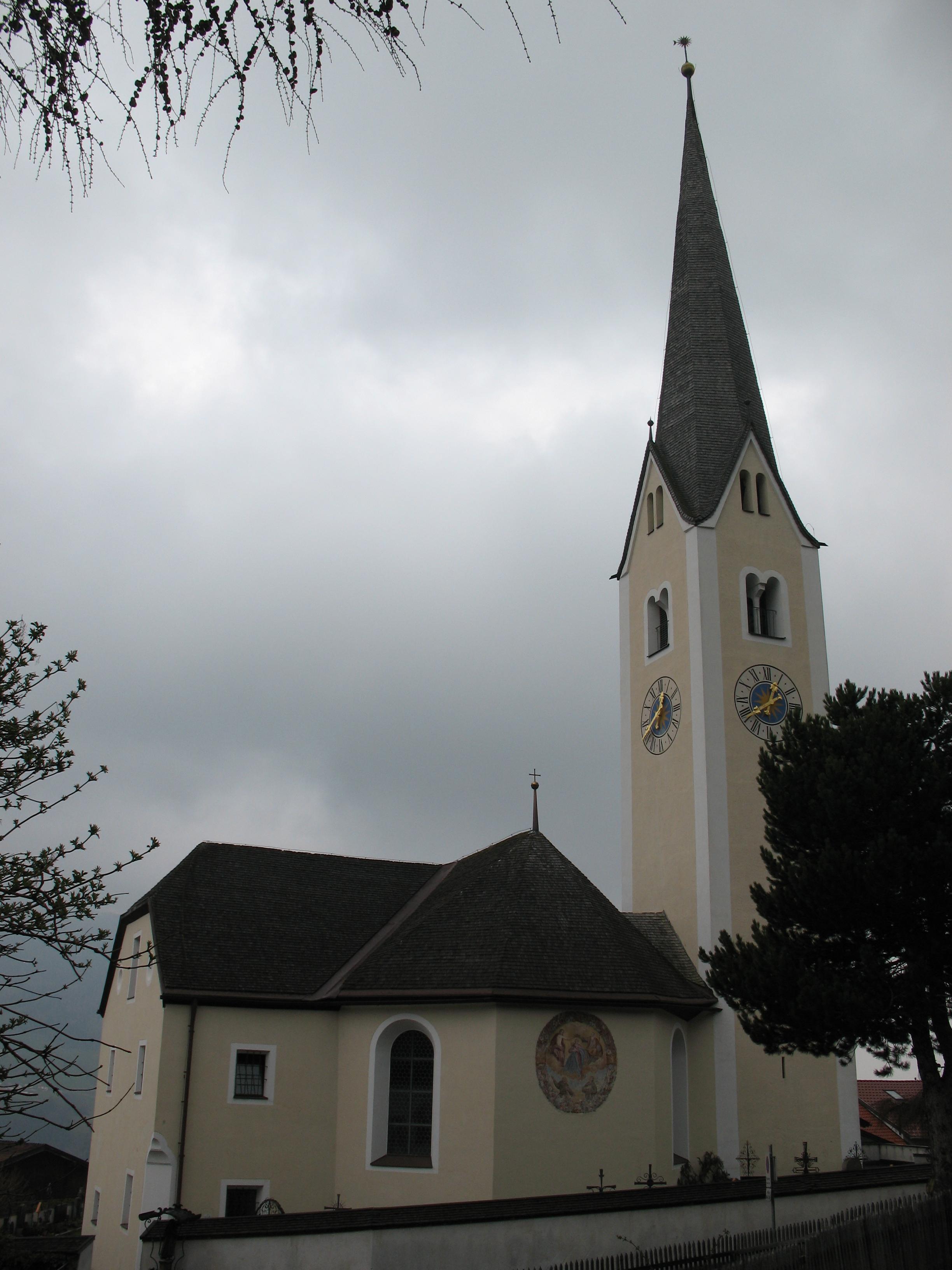 Kath. Pfarrkirche hl. Donatus und Friedhof