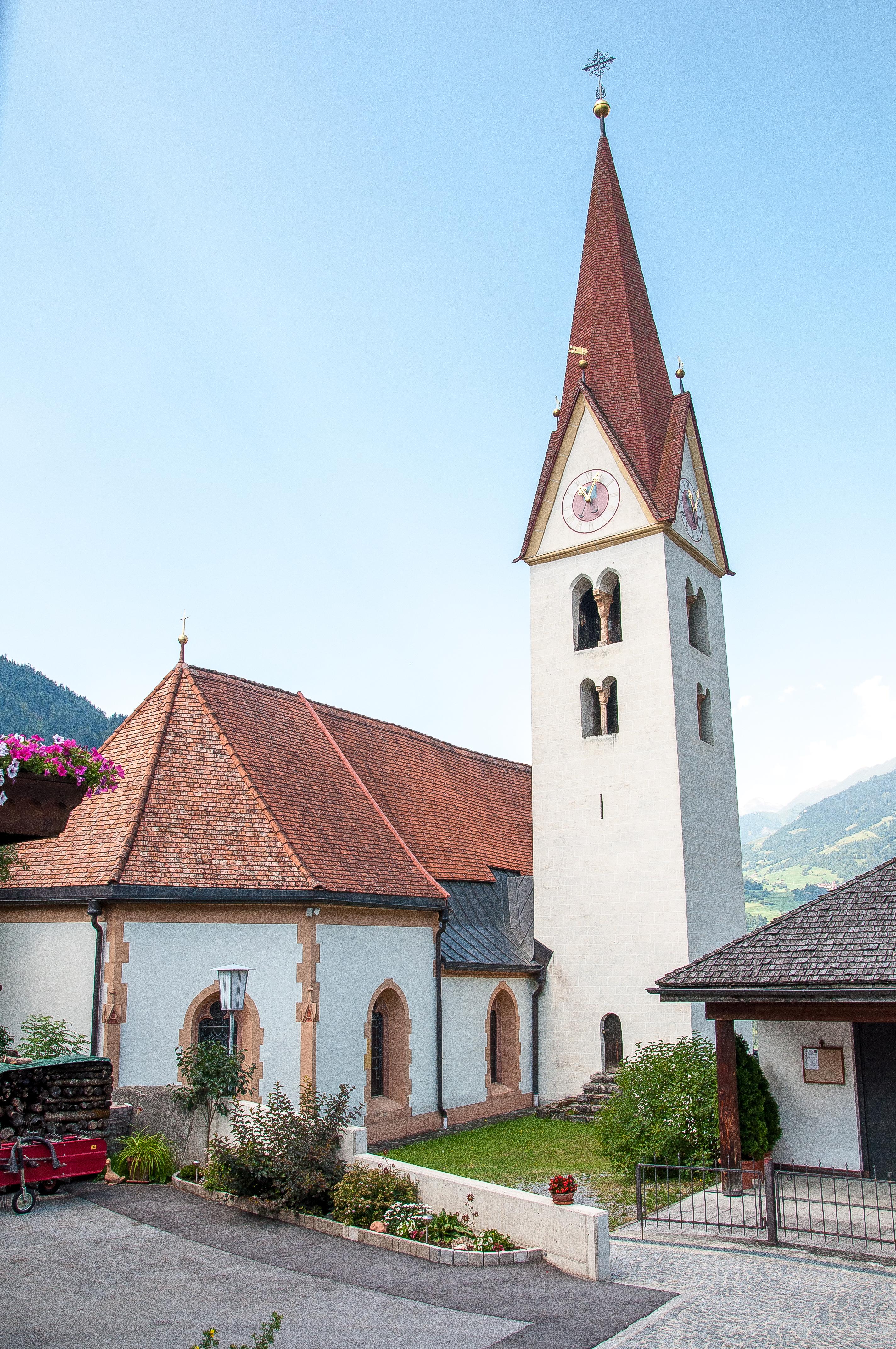 Kath. Pfarrkirche hl. Jakobus d. Ä. und Kriegerdenkmal