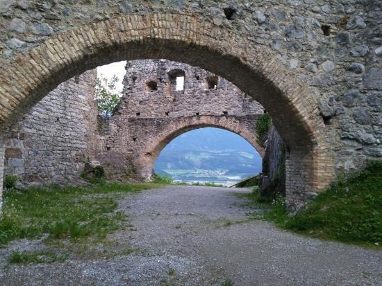die Burgruine Thaur